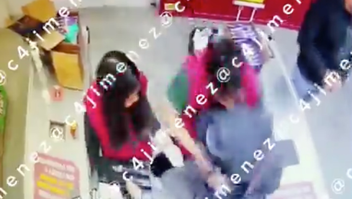 Empleado somete a asaltante. | Especial