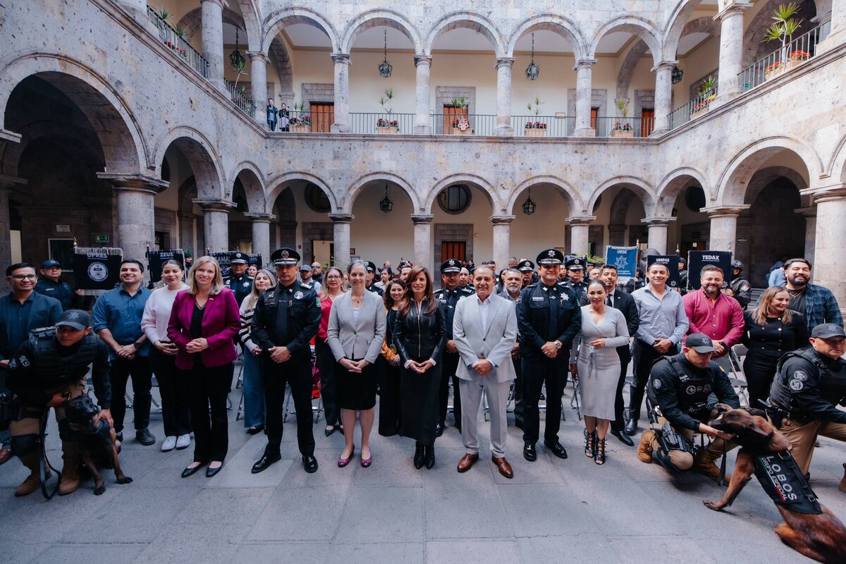 Entrega Verónica Delgadillo patrullas y equipo a Policías de Guadalajara . (Cortesía)
