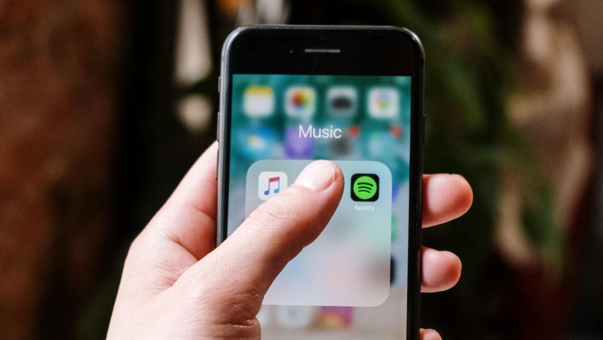 Canciones creadas con IA aparecen en repertorios de artistas reales sin su autorización