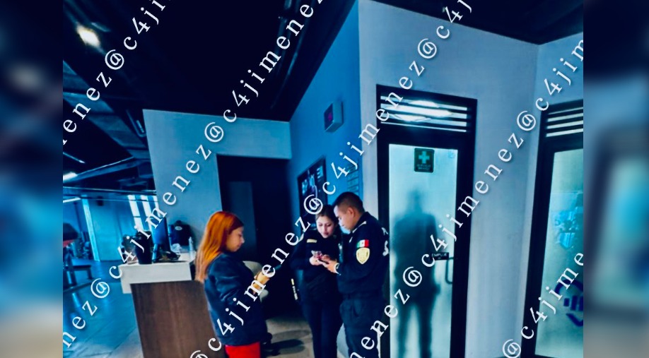 La paramédico del lugar intentó dar primeros auxilios a la usuaria. (Foto: @c4jimenez)