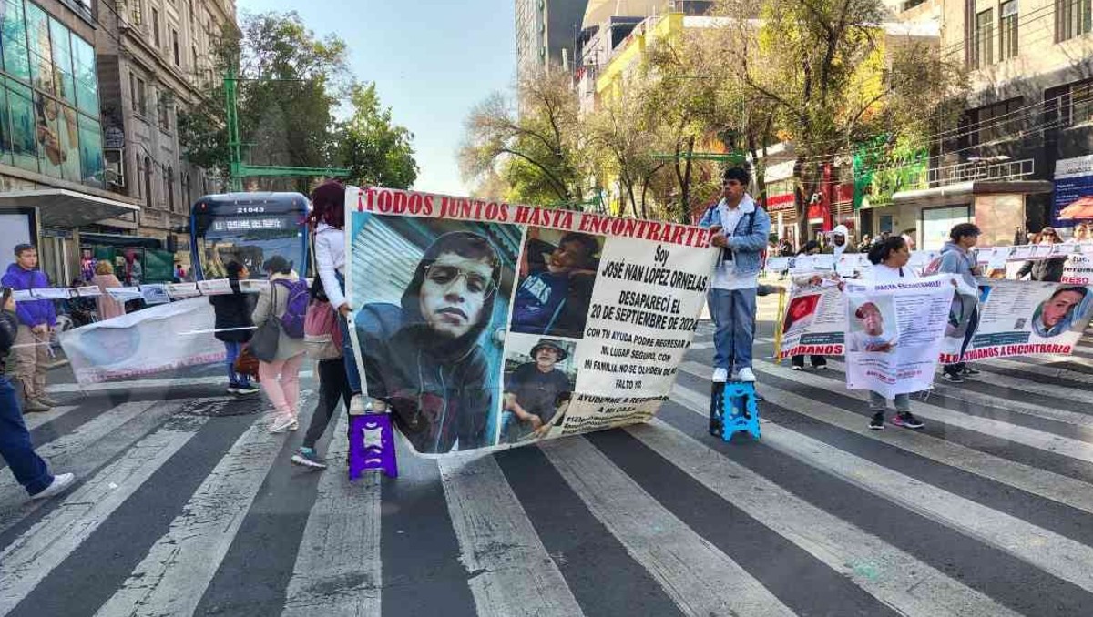 Los manifestantes exigen la atención del gobierno federal para localizar a sus familiares. | Foto: Jorge Becerril