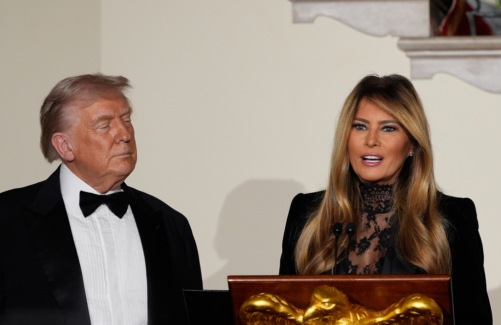 Melania Trump durante su discurso a los invitados en el Baile del Congreso, celebrado en el Grand Foyer de la Casa Blanca | AP
