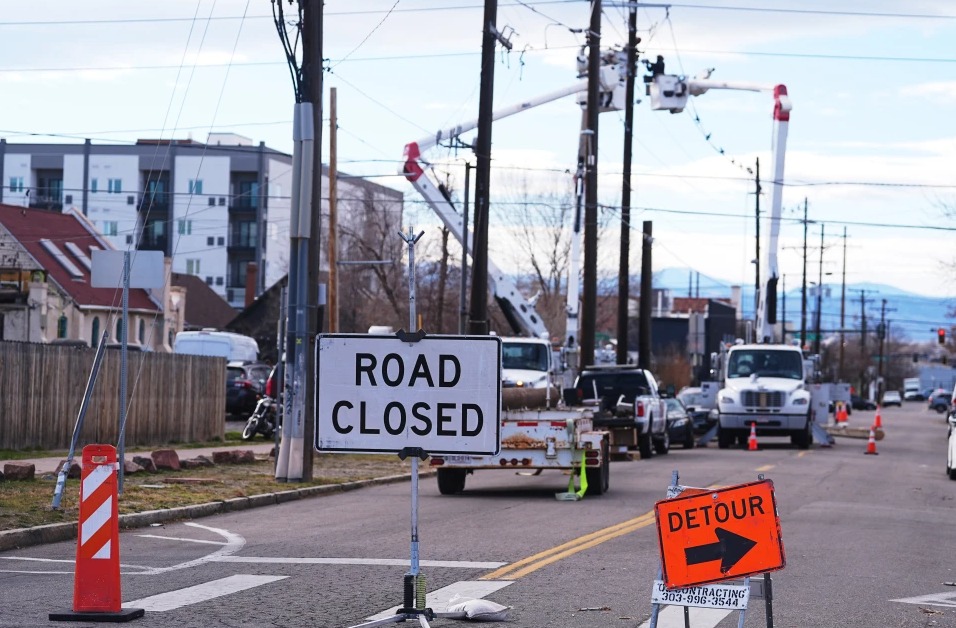 Emiten rara advertencia meteorológica mientras fuertes vientos avivan incendios en Colorado
