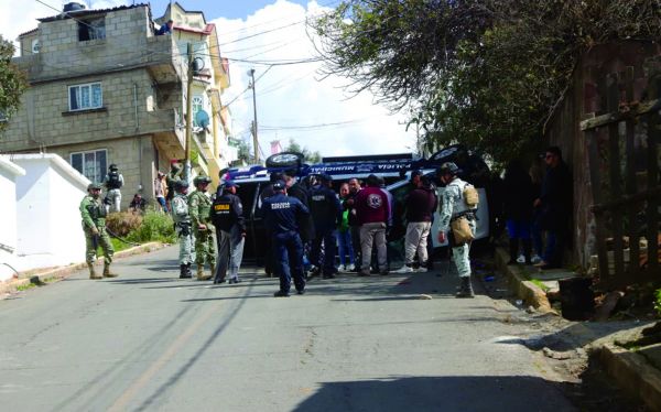 La patrulla que trasladaba a los elementos fue retenida por vecinos y quedó volcada. Iván Carmona