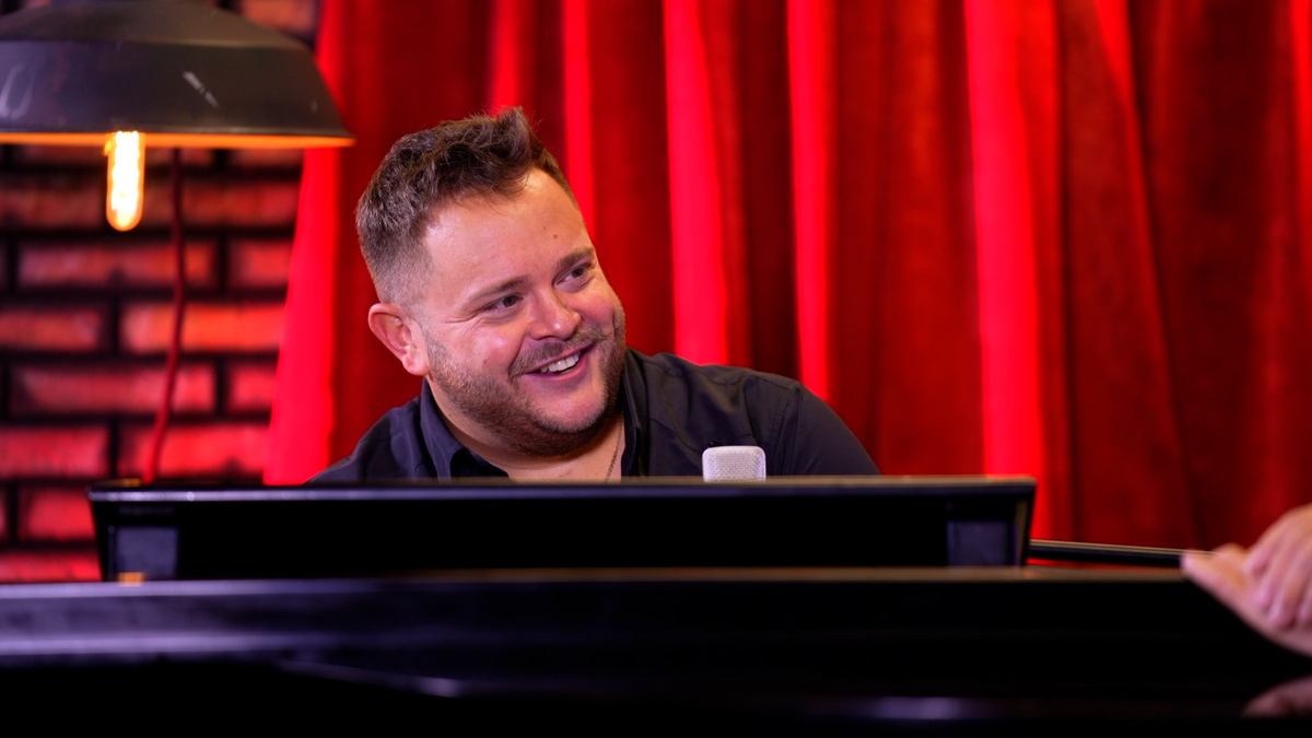 Rodrigo de la Cadena toca la canción perfecta de Juan Gabriel | El Asalto a la Razón