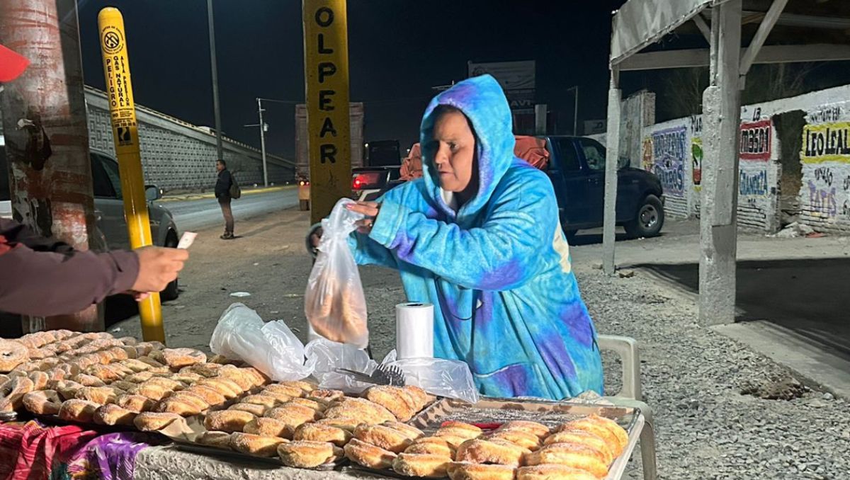 Sale desde las cinco de la mañana a vender donas en el crucero del bulevar Jabonoso y el periférico Ejército Mexicano. | Especial