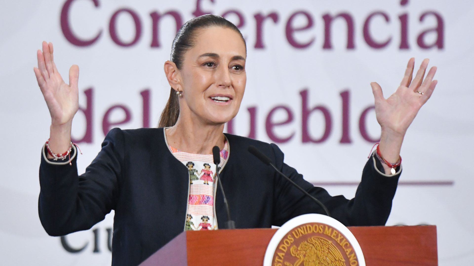 Sheinbaum dice que no se puede usar su nombre para pedir favores