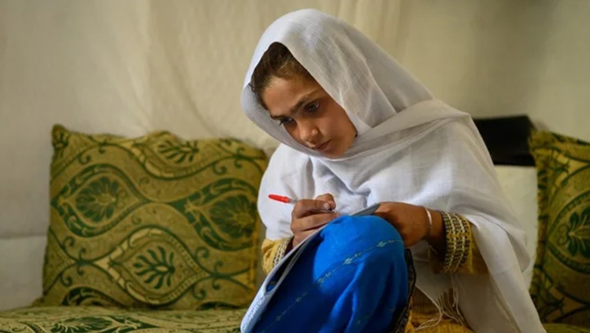 Una niña afgana absorta en sus estudios, la foto del año para la Unicef | Historia