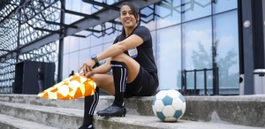 La abanderada resalta que no es fácil soportar gritos, reclamos y señas que jugadores y técnicos hacen al desaprobar las decisiones arbitrales