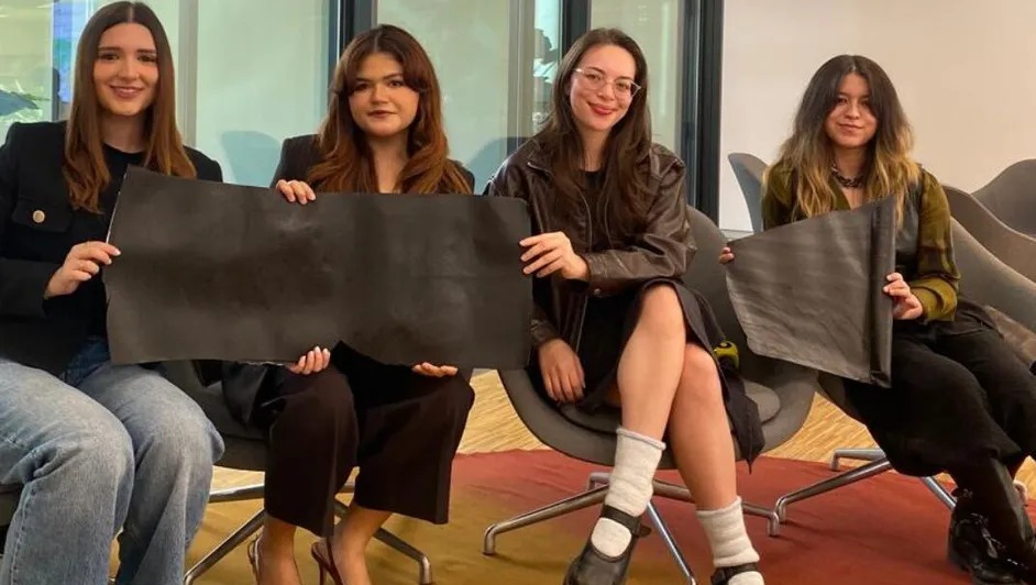 Alumnas ganan el Premio Inédito Universitario 2024 con biotextil de sargazo