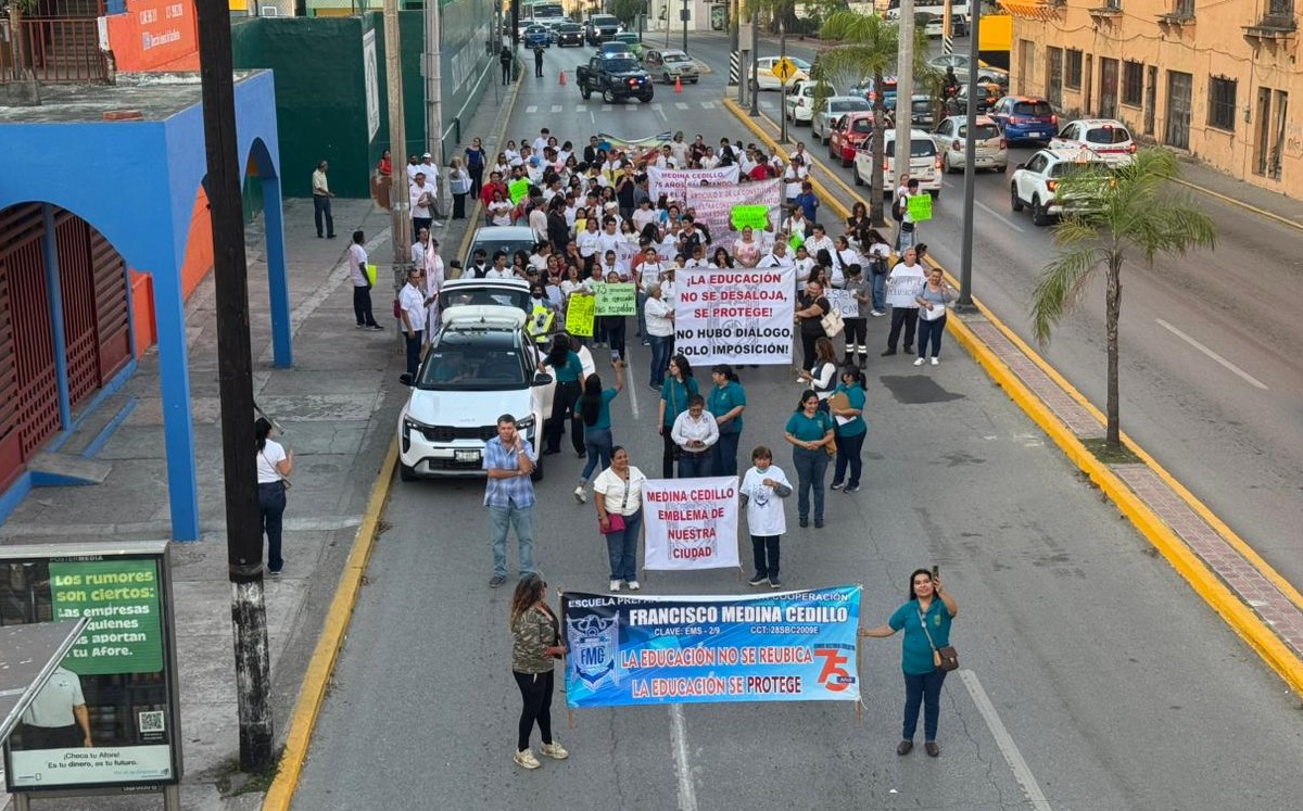 Integrantes de la preparatoria Francisco Medina Cedillo se manifestaron en Tampico para rechazar su reubicación | Alberto Cano