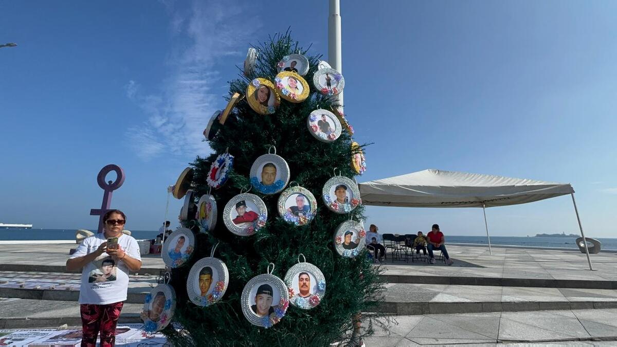 En Veracruz, instalan el 'Arbolito de la Ausencia' en Plaza de la Soberanía