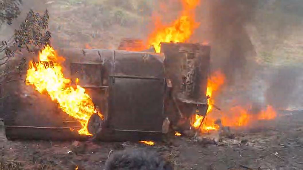 Pipa con chapopote vuelca y se incendia en Chamula, Chiapas; hay un muerto