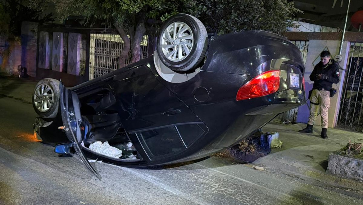 Policías de Monterrey permanecieron en el lugar en espera del arribo de una grúa para el retiro de la unidad siniestrada. Fernanda Pérez