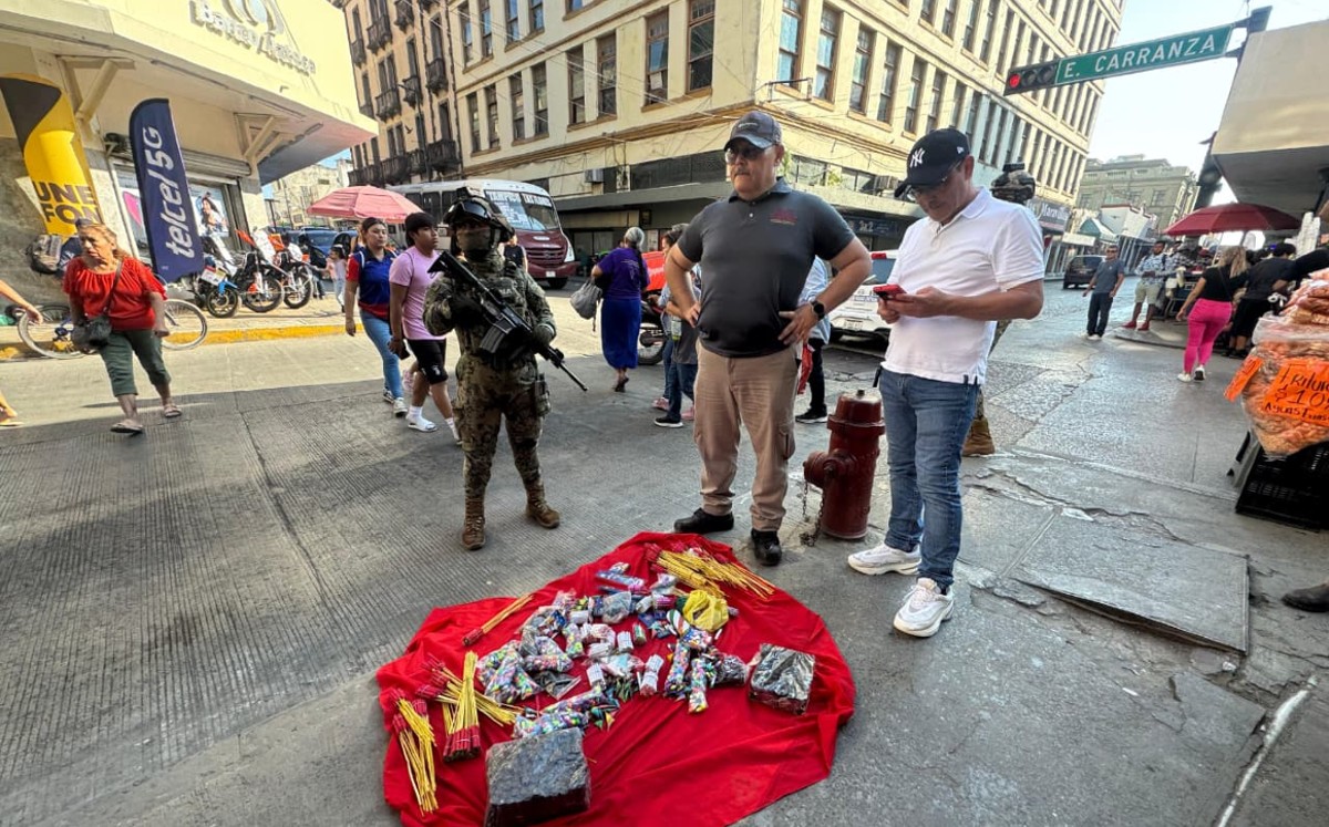 Retiran puestos de pirotecnia  en el Centro de Tampico. | Alberto Cano
