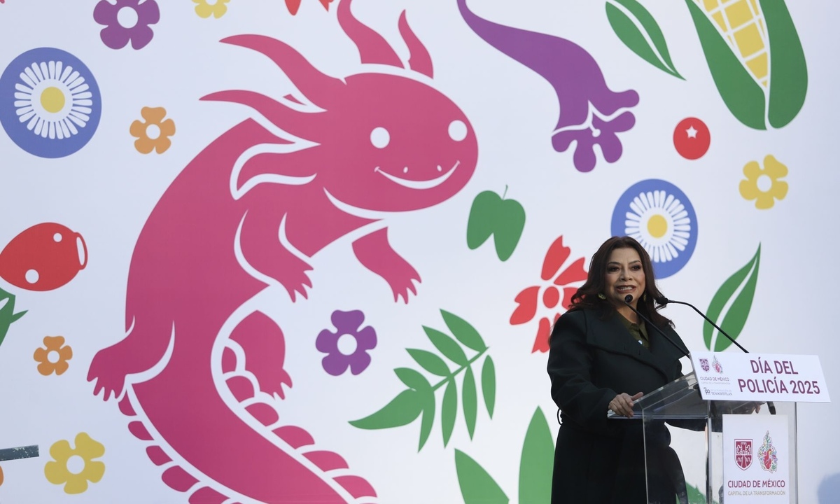 Clara Brugada, jefa de gobierno de la capital, ofreció unas palabras a los cientos de policías en el evento. | Cuartoscuro
