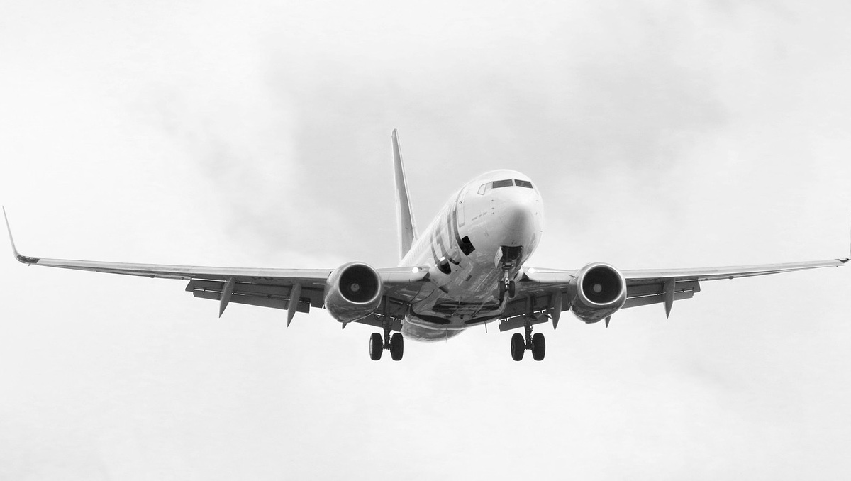 ¿Por qué? Familia sube a abuelita fallecida a un avión; alegaron que estaba cansada y dormida