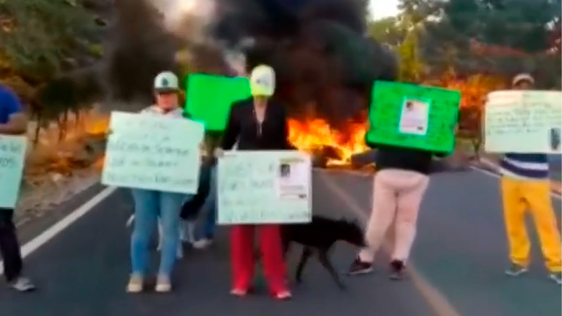 Familias bloquean carretera Apatzingán–Tepalcatepec por desaparecidos