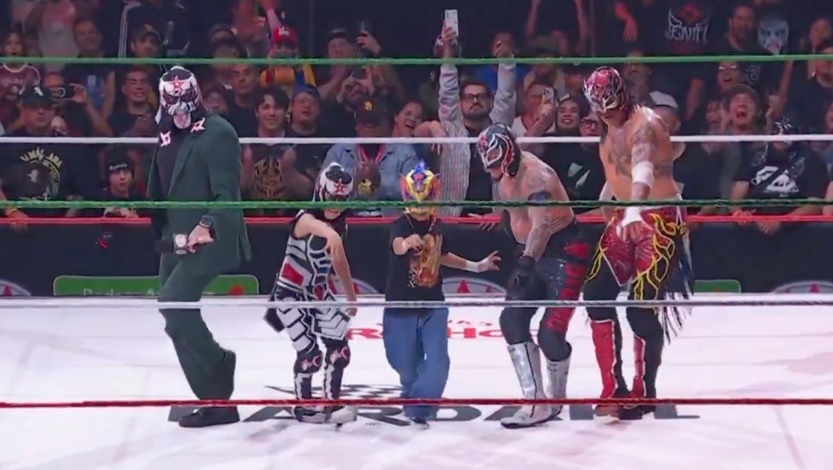 Rey Mysterio y Fénix se llevan la victoria en Guerra de Titanes 2025 (Captura de pantalla Lucha Libre AAA Worldwide)