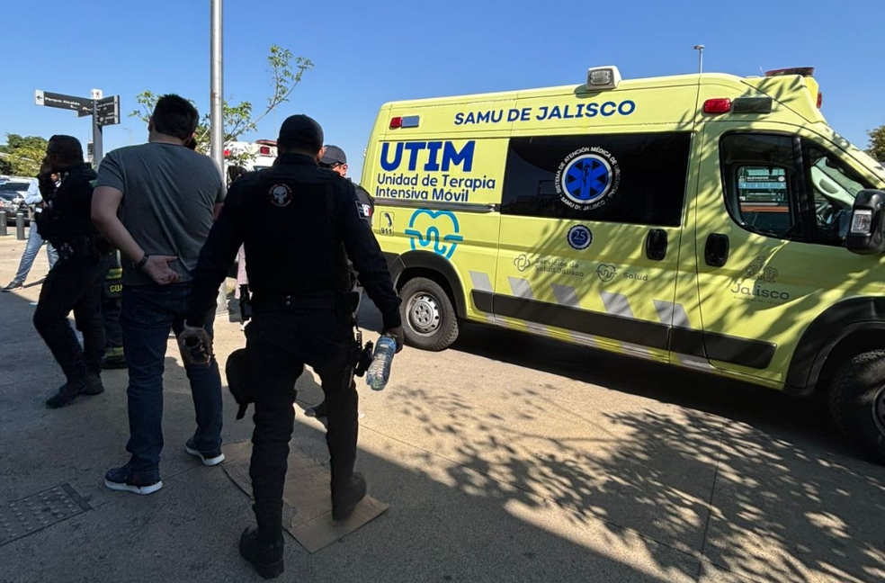 SAMU de Jalisco se hizo presente para brindarle atención médica al adolescente (Foto: Melissa Álvarez)