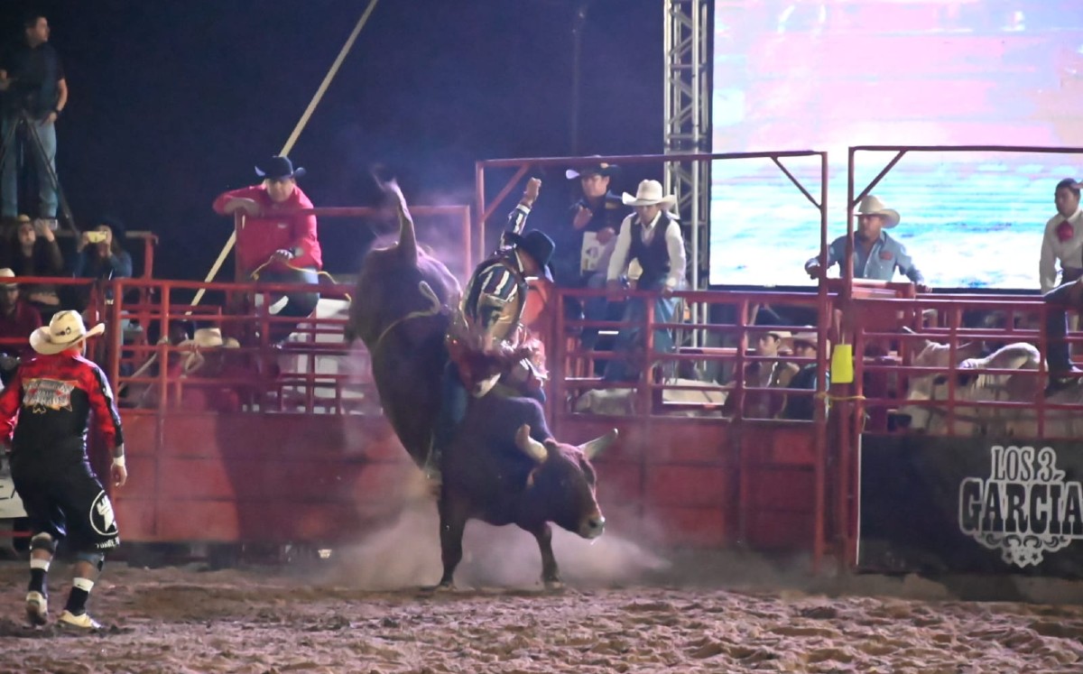 Vaqueros contra charros en Torreón. l Foto: Roberto Amaya