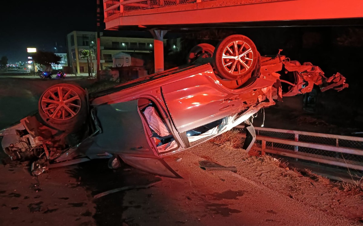 Vuelca y abandona auto en Periférico de Torreón. l Especial