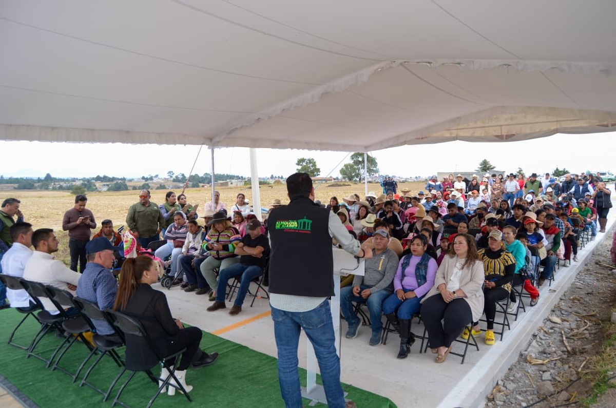 El alcalde estuvo acompañado por integrantes del Cabildo y vecinos, durante la entrega de uno de los caminos. | Especial