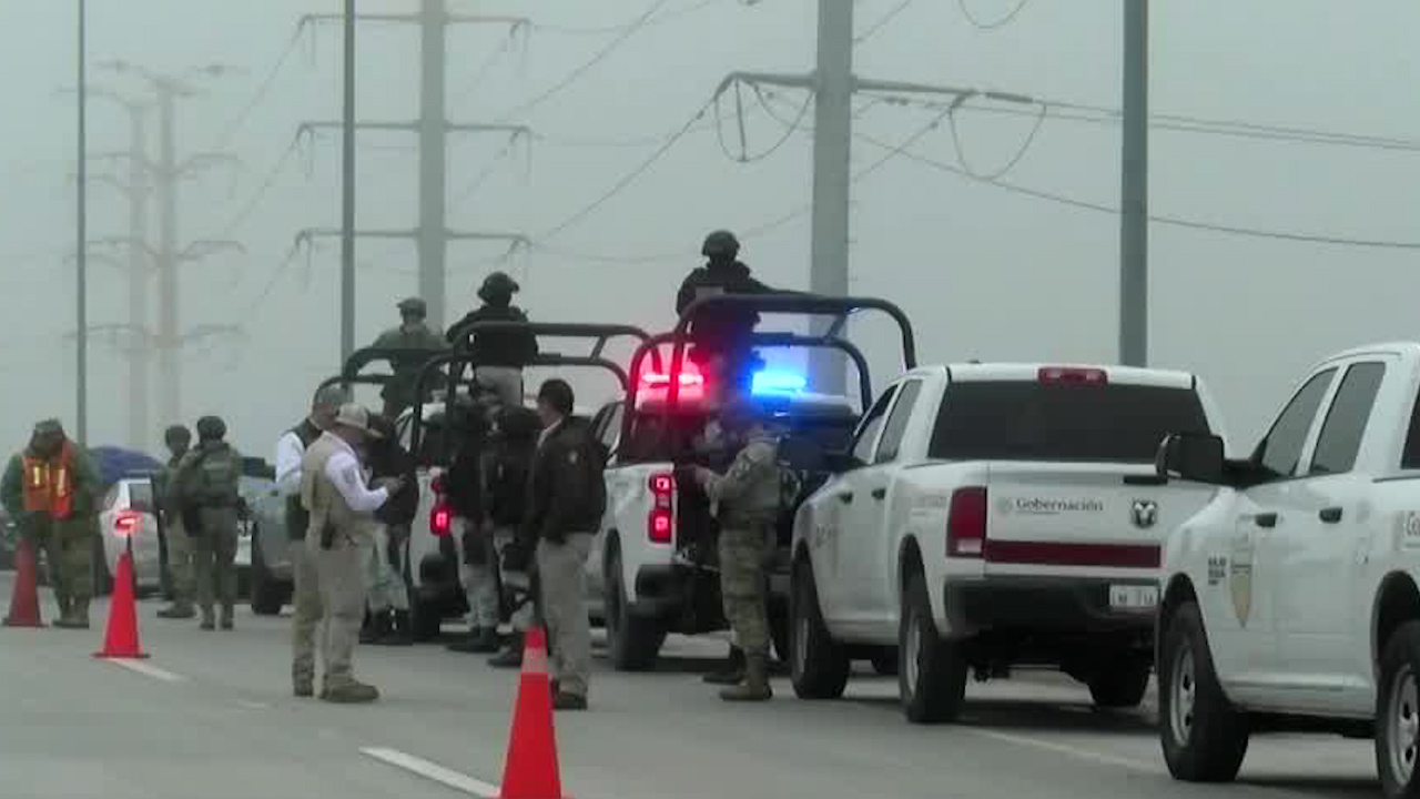 Caravana de connacionales cruza por la frontera de Reynosa, Tamaulipas