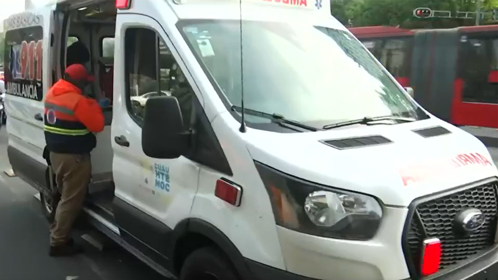 Choque entre motociclista y patrulla deja un lesionado en Reforma e Insurgentes