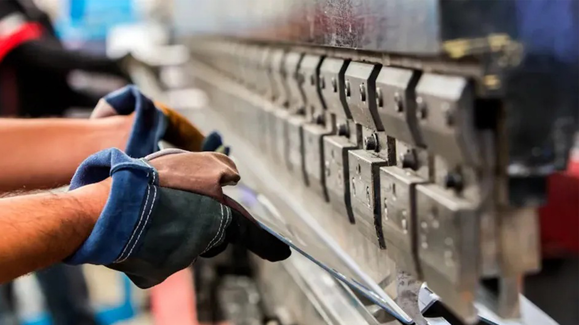 Crece la economía mexicana impulsada por servicios y consumo