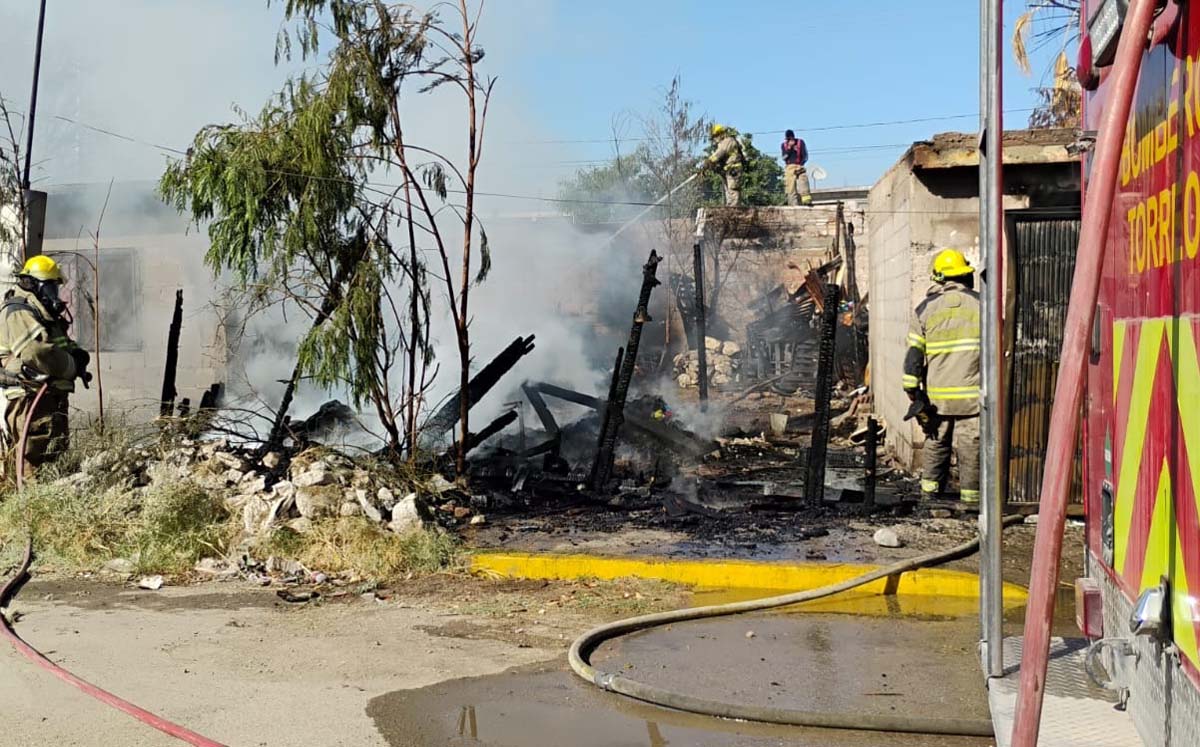 Incendio consume jacal en Torreón. | Foto: Especial