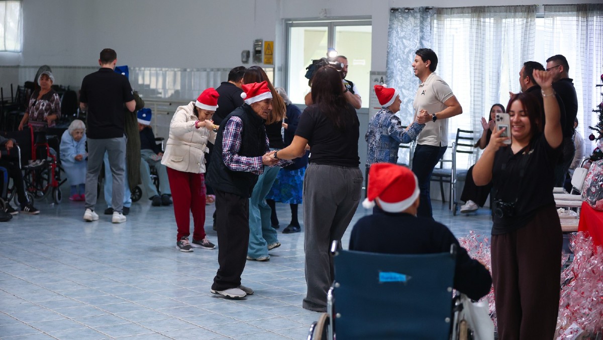 Fueron 44 personas  de la Asociación Morada del Anciano Desvalido quienes disfrutaron de bailes y dinámicas. Foto: Jorge López