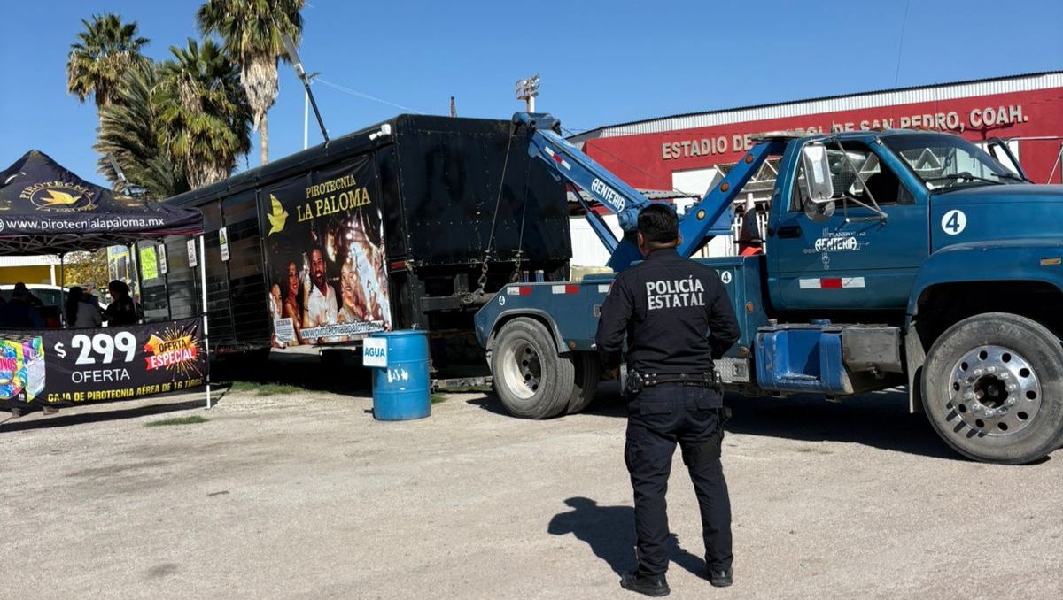 Puesto de venta de pirotecnia. | Especial