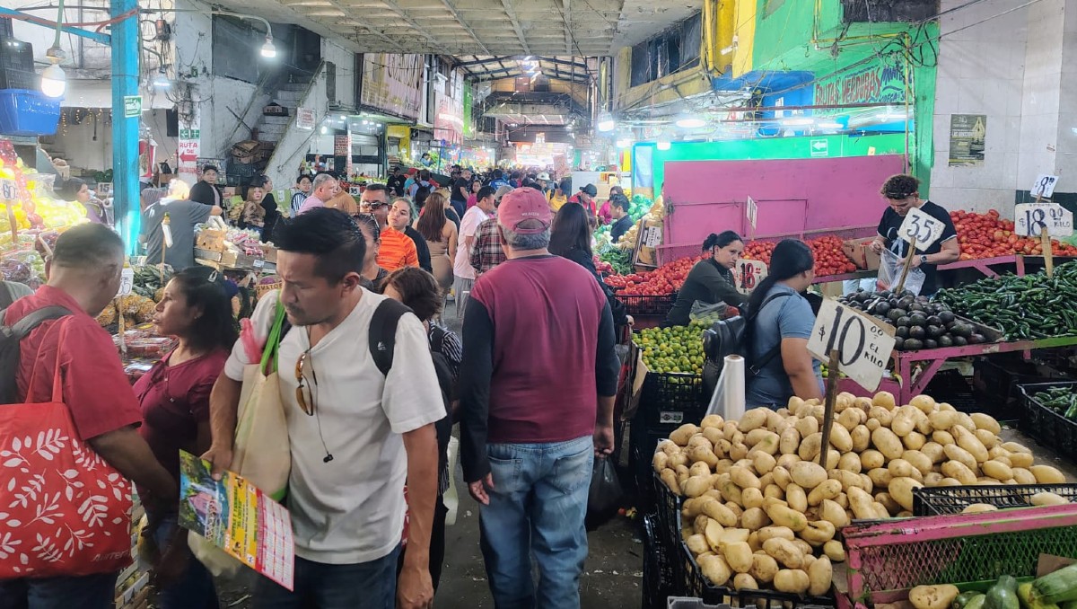 Regios acuden a mercados en busca de mejores precios para los ingredientes necesarios para la cena de Navidad. / Miranda Arias