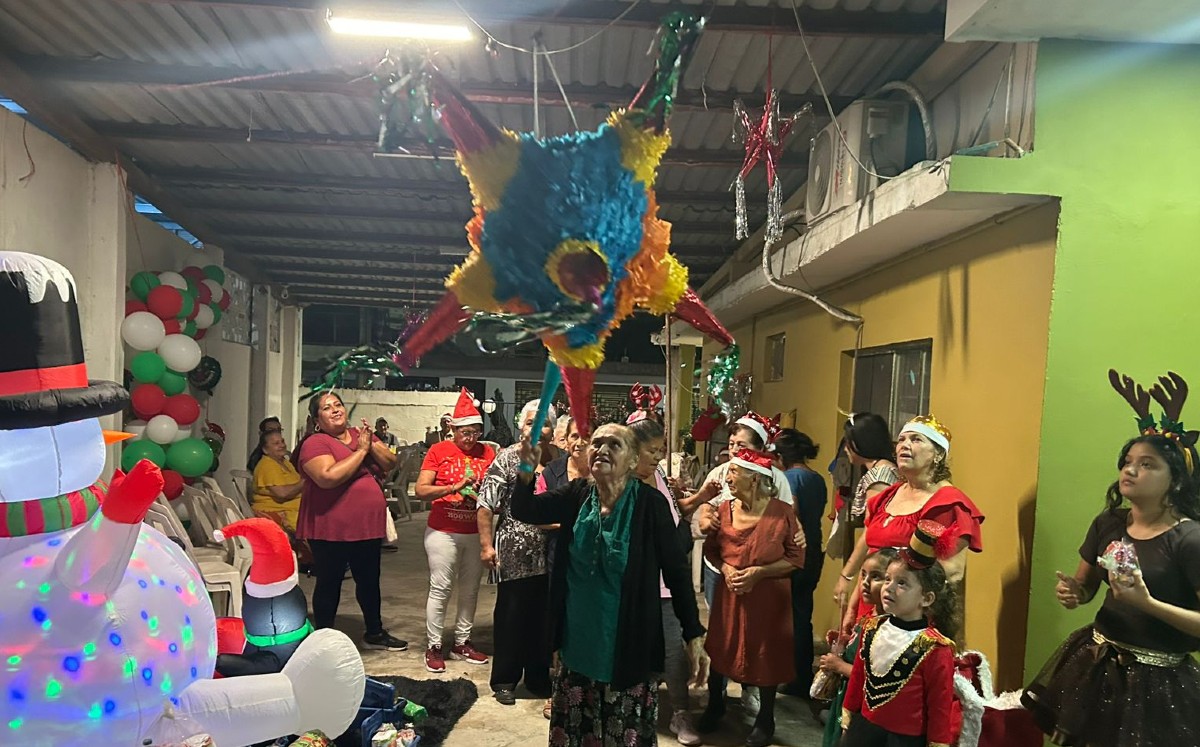 Más de 80 abuelitos acuden de varios sitios de Altamira al club cada 15 días para pasar una tarde agradable. | Sergio Sánchez