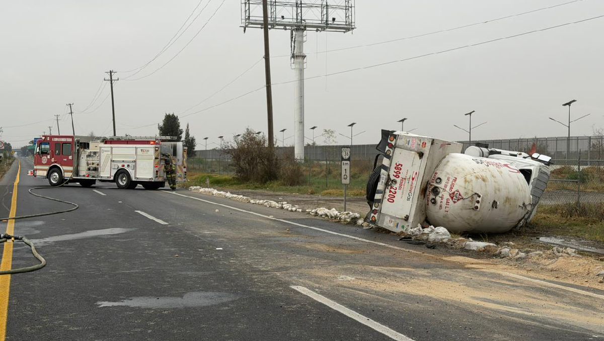 Bomberos confirman que tras el accidente la unidad no registra fuga de gas. Foto: (Osvaldo Müller)