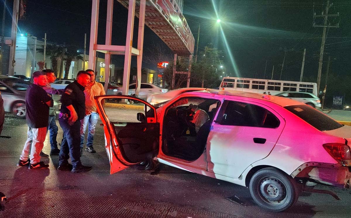 El conductor resultó con probables fracturas y su auto destrozado. | Foto: Especial