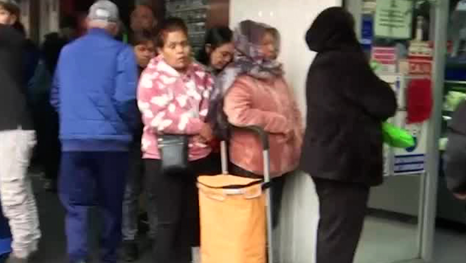 Filas por cena navideña: familias se preparan para Nochebuena