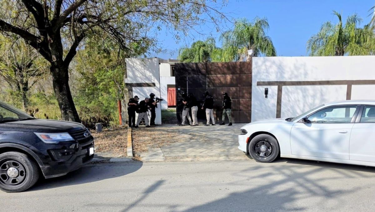 Un hombre y una mujer fueron detenidos, además aseguraron armas de fuego y diversos narcóticos. Especial