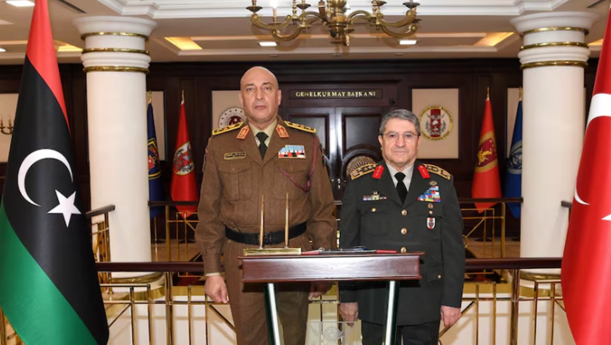 El jefe del Estado Mayor turco, Selcuk Bayraktaroglu, se reúne con su homólogo libio Mohammed Ali Ahmed Al-Haddad en Ankara, Turquía. | FOTO. Reuters