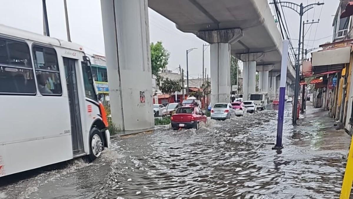 Fuga de agua provoca inundación en Tláhuac; se movilizan servicios de emergencia
