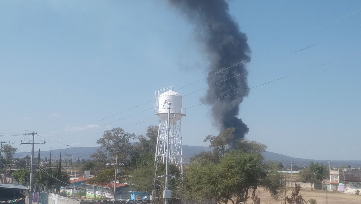 Debido a la quema de residuos y neumáticos, una densa columna de humo se ha hecho visible desde distintos puntos.| @Francisco Cisneros