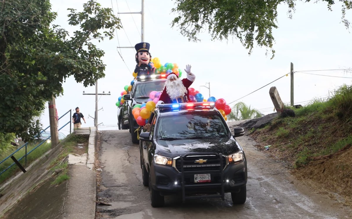 Santa entrega regalos a niños y niñas de Tampico antes de navidad. | Yazmín Sánchez