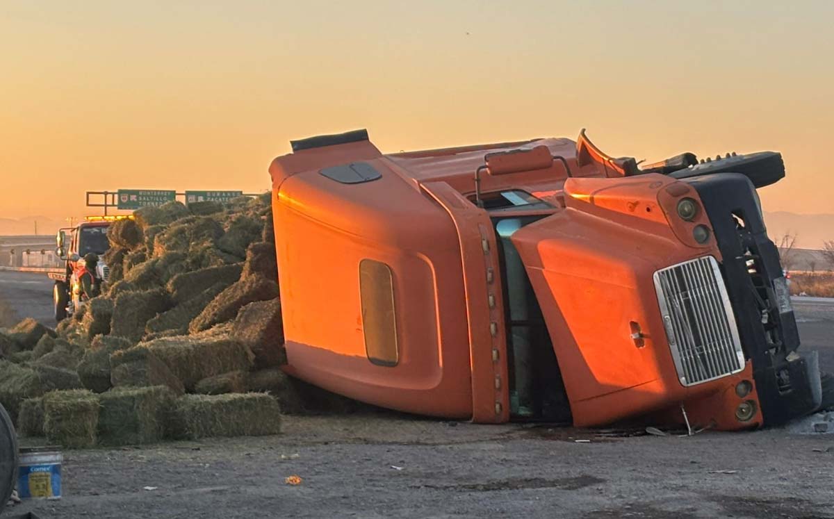 Traíler vuelca en carretera Gómez Palacio-Jiménez. | Foto: Especial