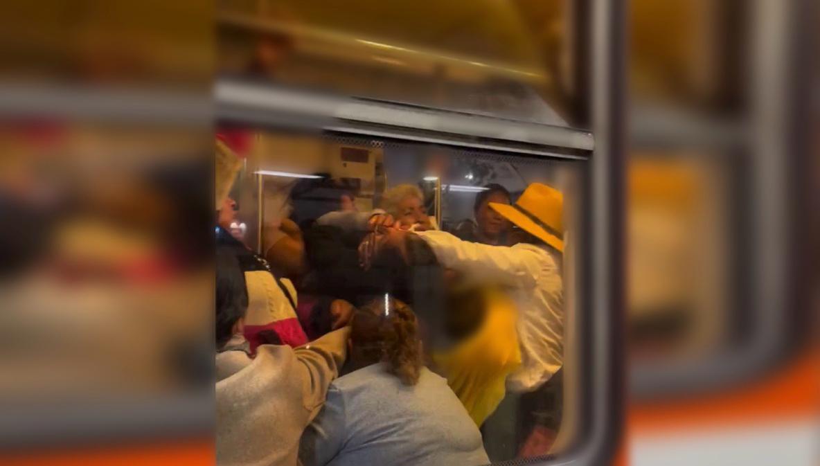 Algunas usuarias intentaron separarlas, sin embargo, las mujeres siguieron con la riña. (Foto: especial)