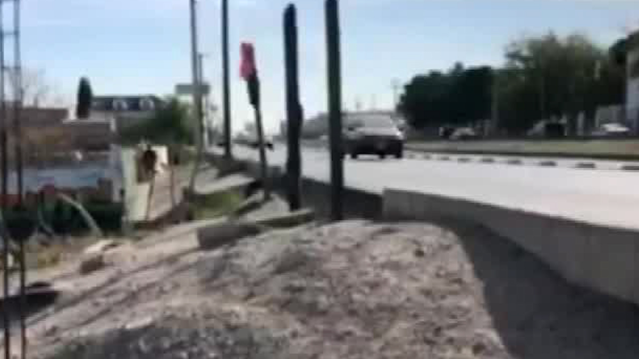 Cd. Juárez incumple normas de movilidad peatonal por baches y banquetas incompletas