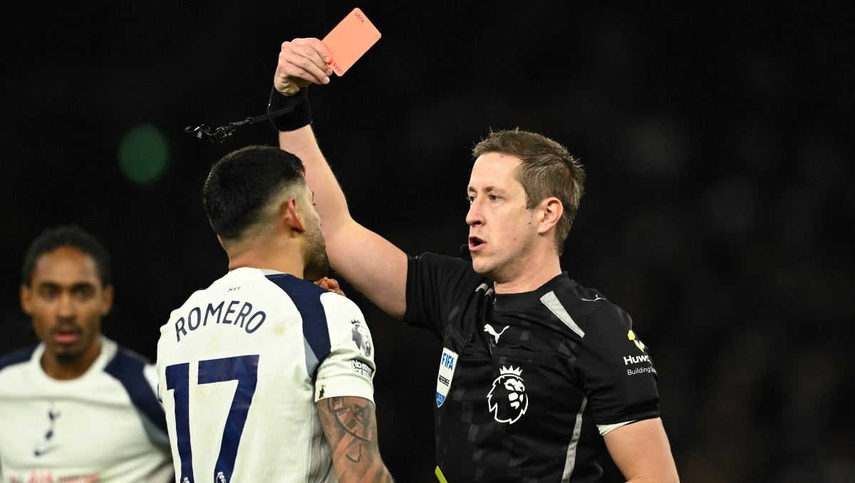 Cristian 'Cuti' Romero es acusado por la FA por su actitud tras ser expulsado; recibiría una sanción mayor