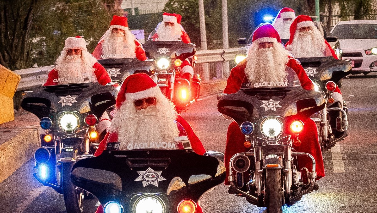 Elementos policiacos, de movilidad, conductores del Metro y personajes decidieron dar alegría a los ciudadanos. Foto: Especial