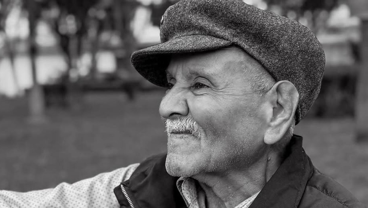 De recibir numerosos premios a vender sus libros en la calle; la triste situación del escritor César Vega Herrera