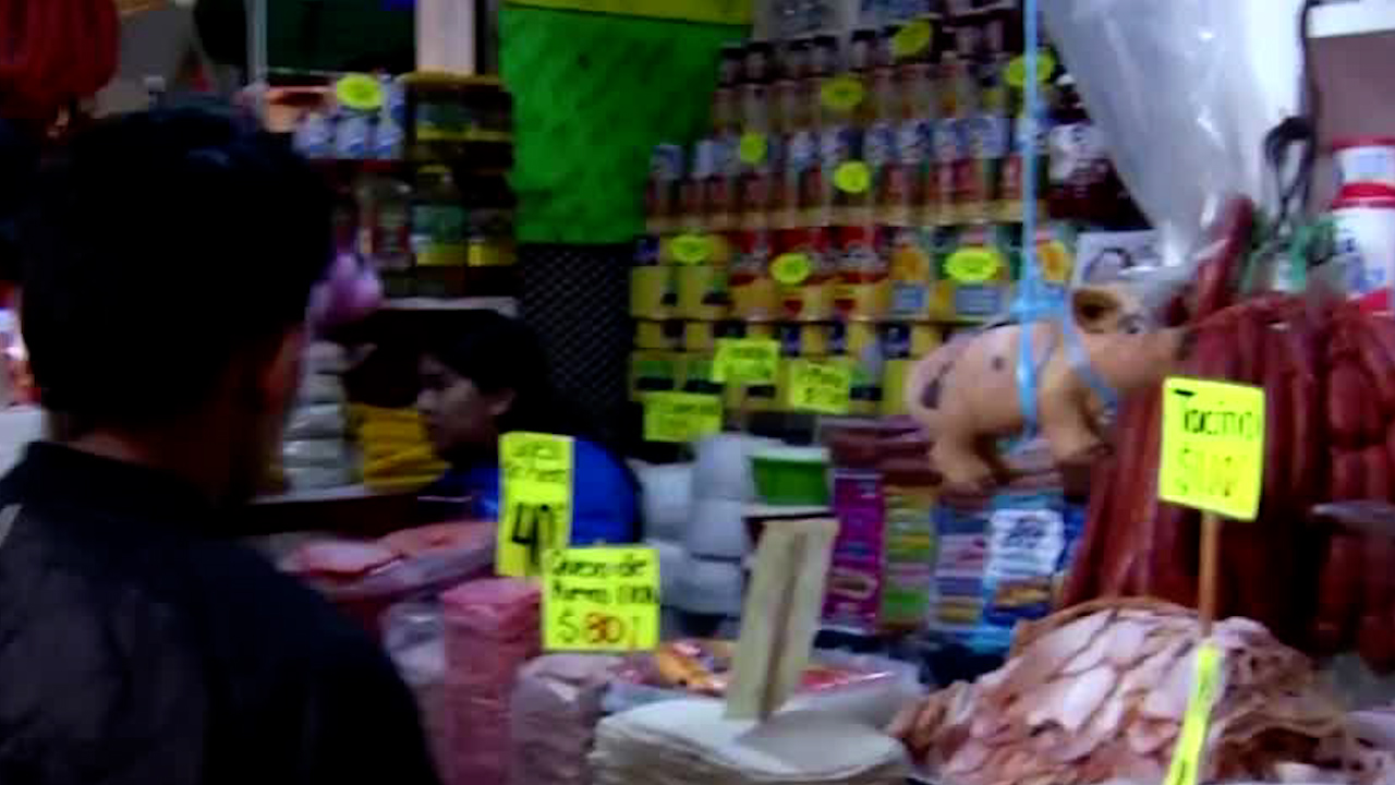 Familias acuden a La Merced a horas de la cena de Nochebuena en CDMX